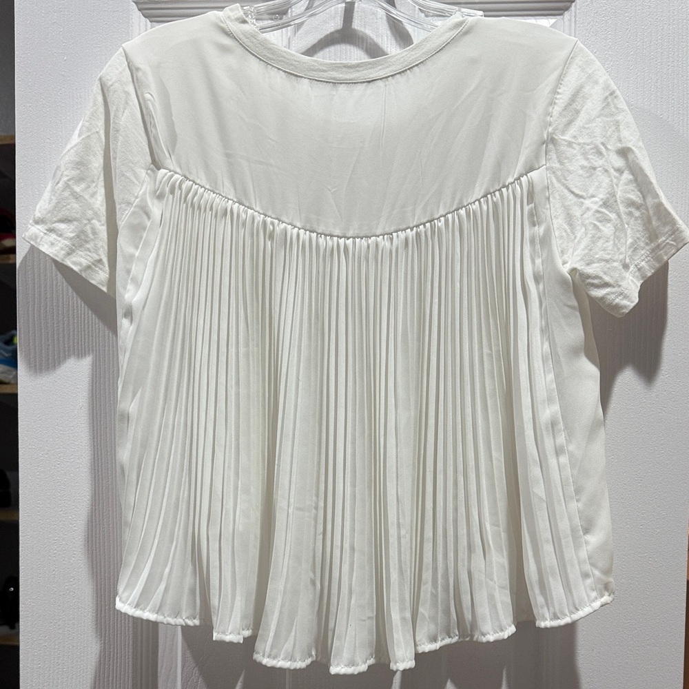 ✨✨✨White Short Sleeve Top with interesting back✨✨✨